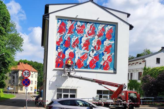 Miasto Oświęcim odnowiło mural Edwarda Dwurnika