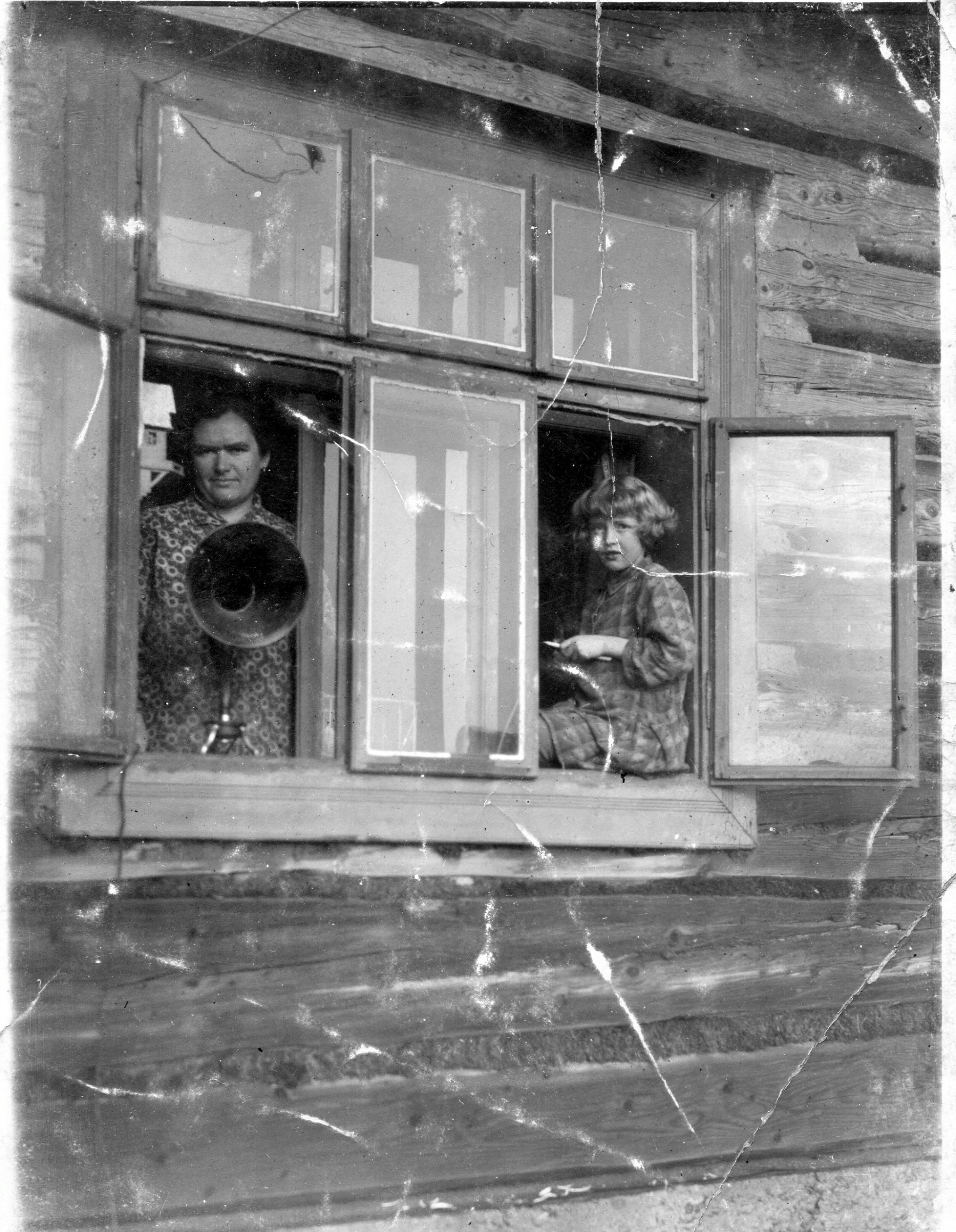 Babcia Bogusława Knapika - Józefa i mama Jadwiga (10 lat) w nowym domu w ŻÓŁKOWIE w 1933 r.  (fot. Franiczek Górka)