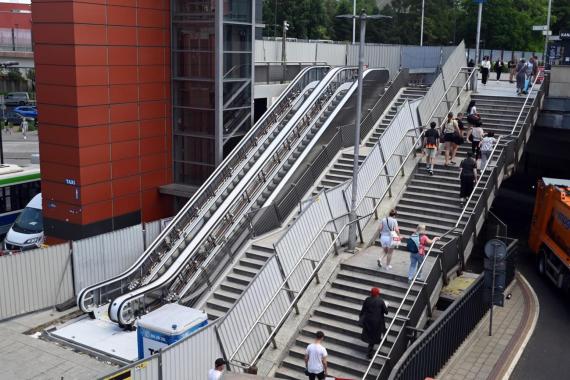 Ruchome schody na krakowskim dworcu zamontowane. Teraz czekają na dach