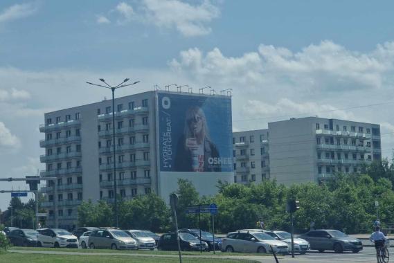 Fikcyjne remonty przykrywką dla reklamodawców w Krakowie? Magistrat sprawdzi legalność wielkiego billboardu na os. Dwizjonu 303