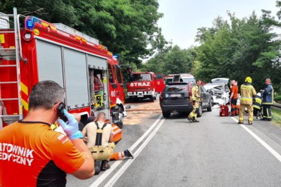 Tragiczny wypadek na trasie z Brzeska do Nowego Sącza. Jedna osoba nie żyje, wśród rannych jest dziecko