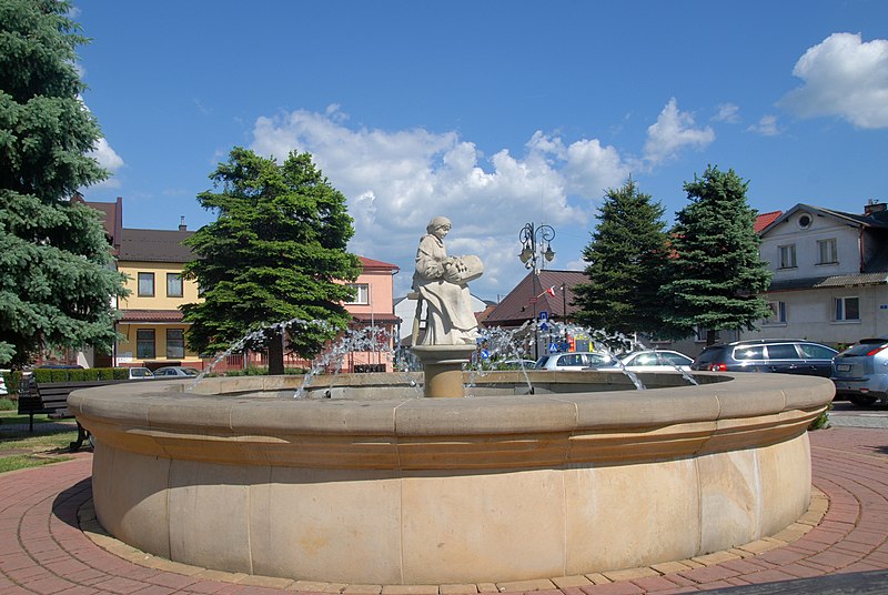 Bobowa Rynek z fontanną koronczarki Zosi (fot. H.Bielamowicz/Wikipedia)