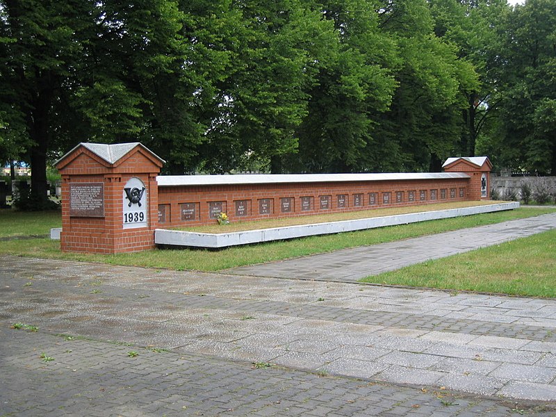 Gdańsk - Zaspa, grobowiec rozstrzelanych w 1939 r. Obrońców Poczty Polskiej (fot. Pumeks/Wikipedia)