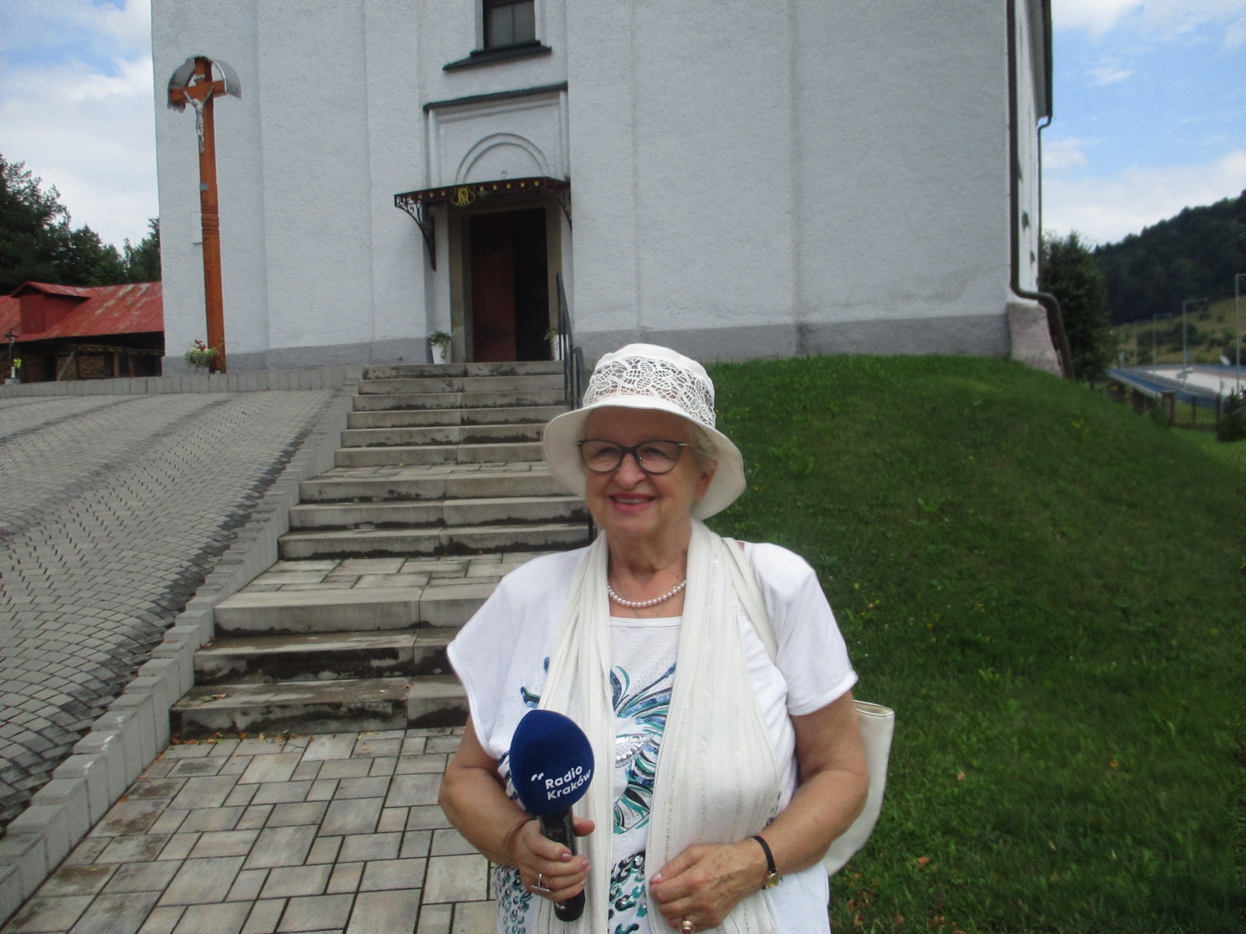 Krystyna Dulak - Kulej przed kościołem w Mniszku nad Popradem (Słowacja)