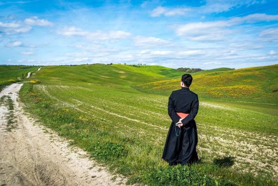 „Żeby kuria się nie dowiedziała”. Polski Kościół o problemach psychicznych księży nie mówi