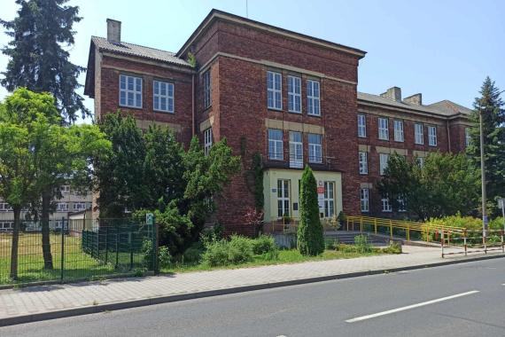 Nie biblioteka, ale służba medyczna. Wiadomo, co powstanie w dawnym budynku liceum w Sierszy