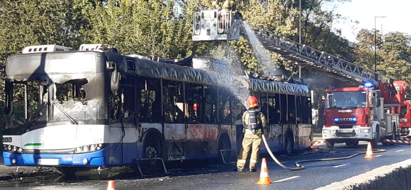 Pożar miejskiego autobusu w Krakowie. Pojazd został już odholowany