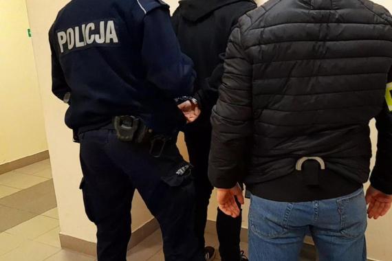 Znęcanie się, jazda pod wpływem, znieważenie policjantów. Domowy agresor musiał opuścić dom