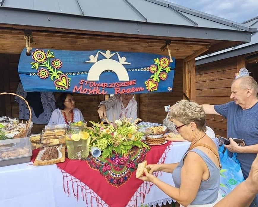 Stoisko Stowarzyszenia Mostki razem podczas Jarmarku Rzemiosła w Starym Sączu (fot. Stowarzyszenie Mostki Razem)