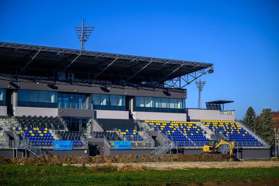 Ruszają prace przy budowie stadionu piłkarskiego w Tarnowie-Mościcach. Wywożona ziemia trafi… na cmentarz