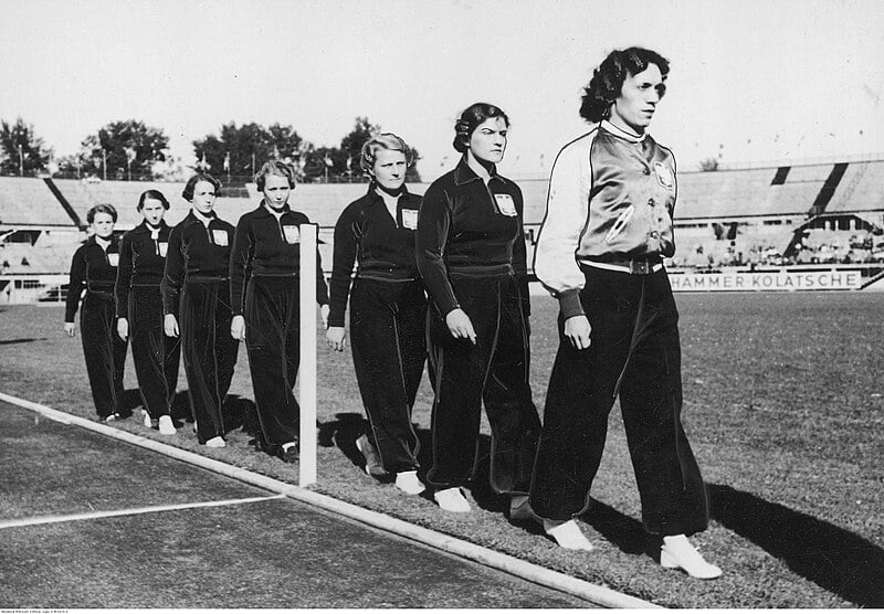 Wanda Flakowicz (druga od prawej), Mistrzostwa Europy w Lekkoatletyce 1938 (fot.Anonymous/Wikipedia)