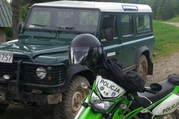 Wjechali motocyklami do lasu. Tam trafili na policjanta i Straż Leśną