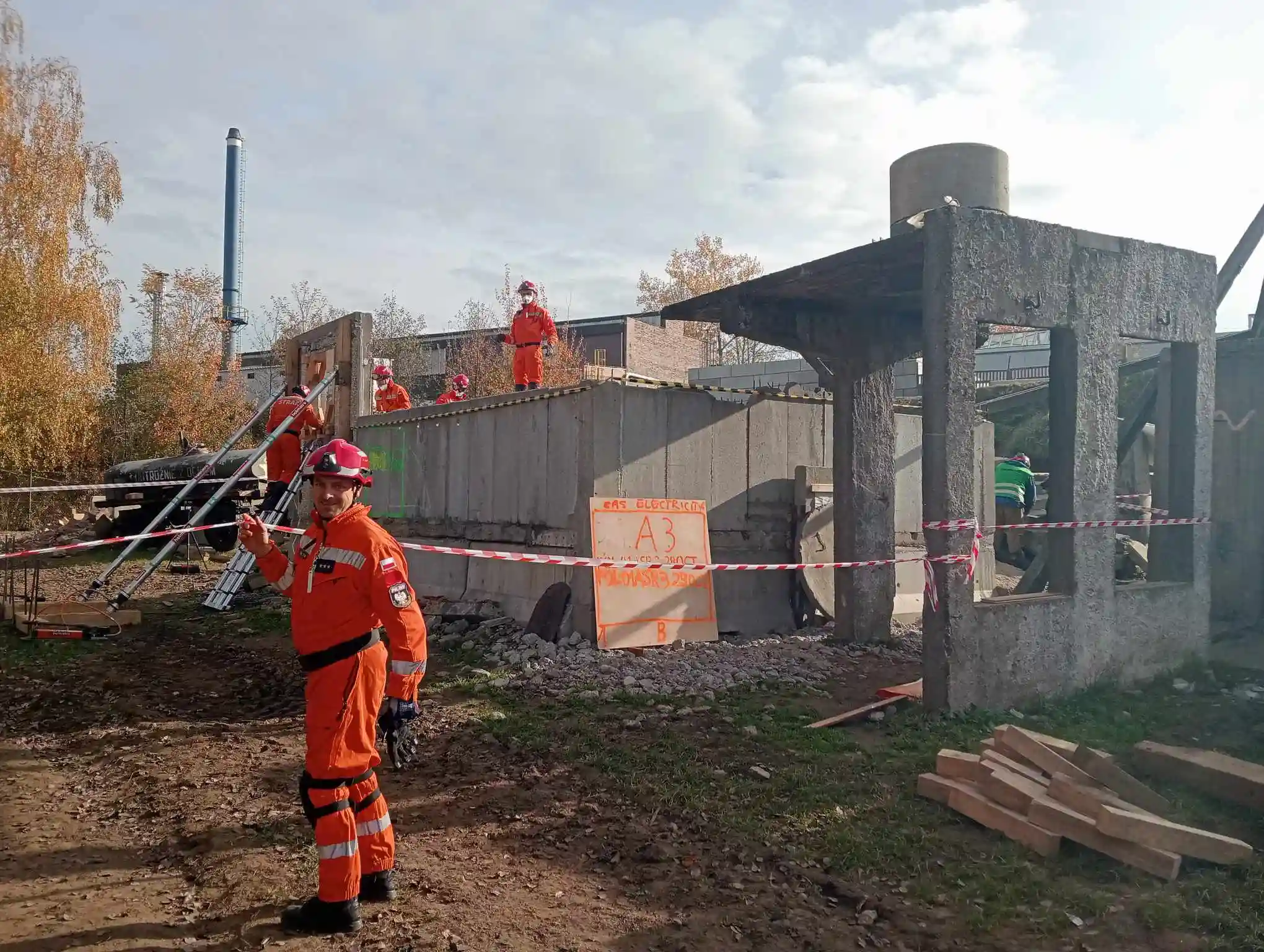 Wypadek, eksplozja czy trzęsienie ziemi - strażacy szkolą się w rejonie Nowego Sącza. ZDJĘCIA