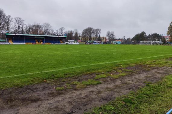 Błoto zamiast bieżni. Stadion w Dąbrowie Tarnowskiej niecierpliwie czeka na remont