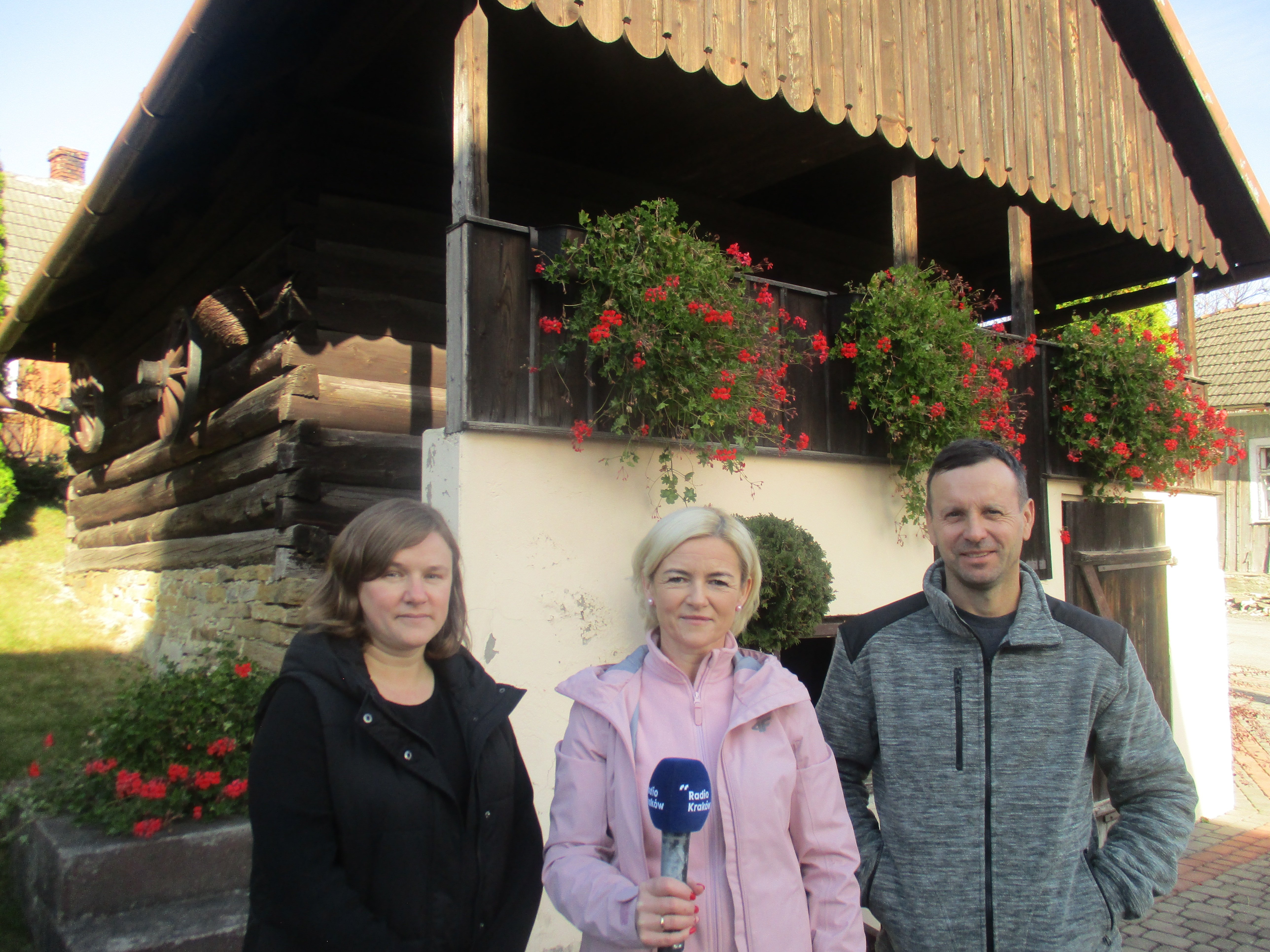 J. Cichowski jego żona Beata (z mikrofonem) oraz A.Schilder.