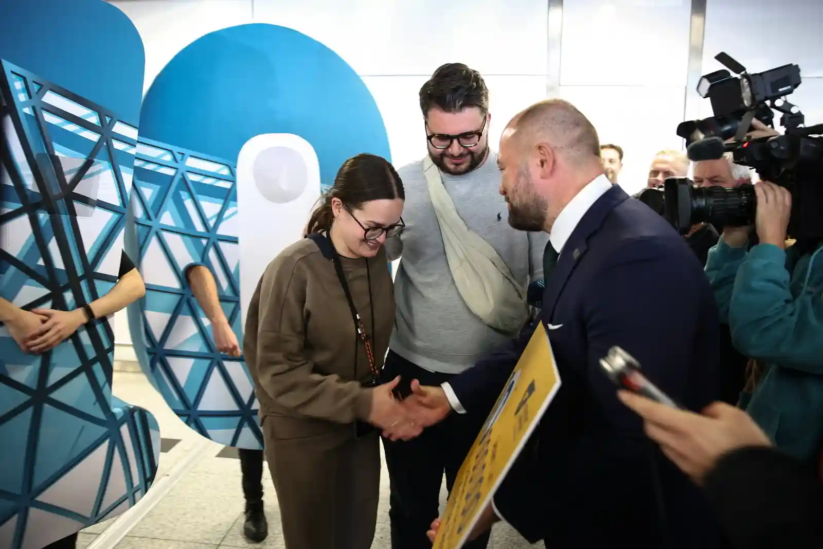 Wracali z podróży poślubnej, a na lotnisku czekał na nich... tort i prezenty