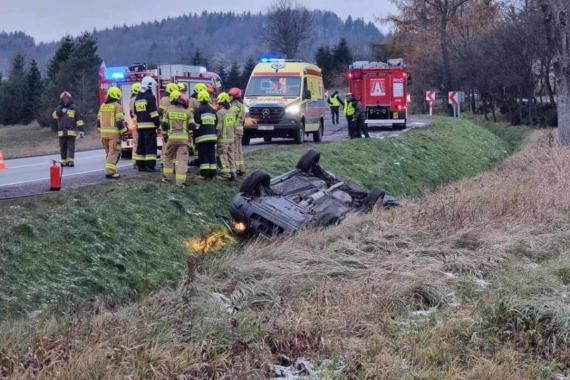 Dachowanie auta na drodze krajowej w Gródku. Są ranni