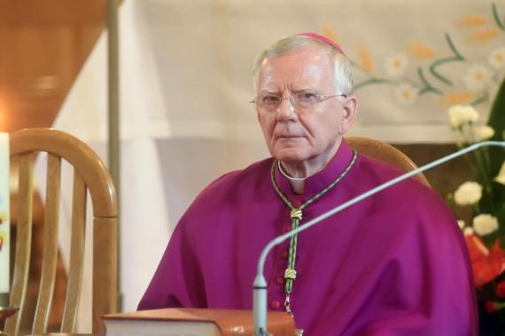 Abp Jędraszewski w liście na adwent wezwał do obrony krzyża i lekcji religii