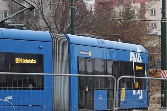 Absurd na pętli tramwajowej: motorniczy musi składać lusterko, by nie zawadzić o słup