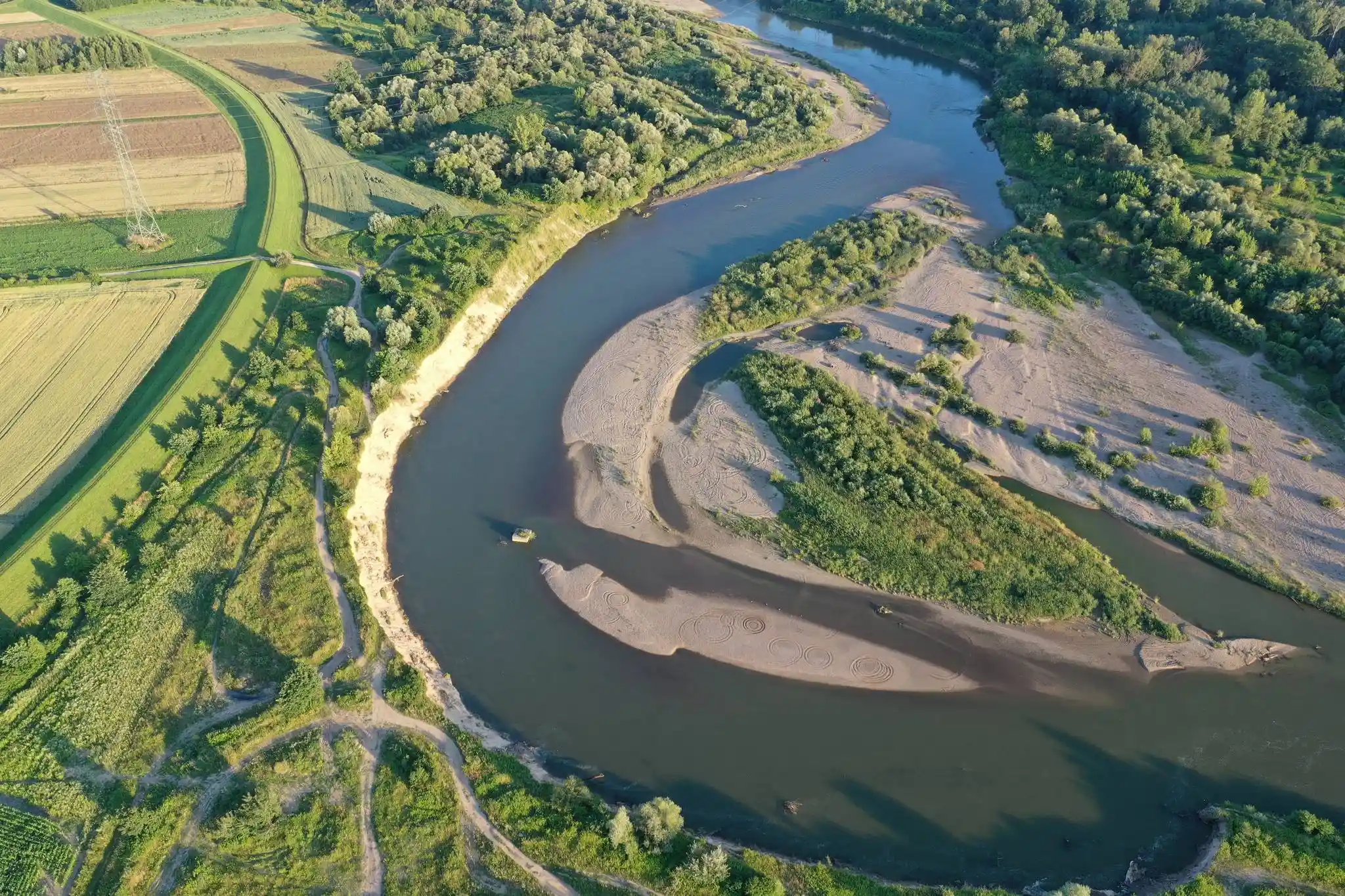 Ujarzmią Dunajec w powiecie tarnowskim. Rzeka wciąż zabiera brzeg