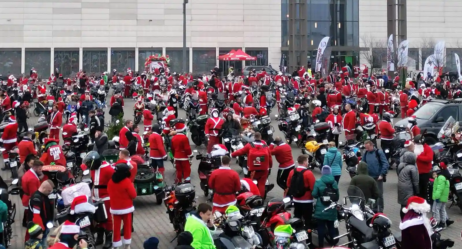 Motocykle zamiast sań. MotoMikołaje obdarowali małych pacjentów