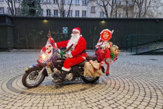 Przyjechał na motocyklu, wręczył prezenty i zdobył serca dzieciaków. A wszystko to dzięki naszym słuchaczom