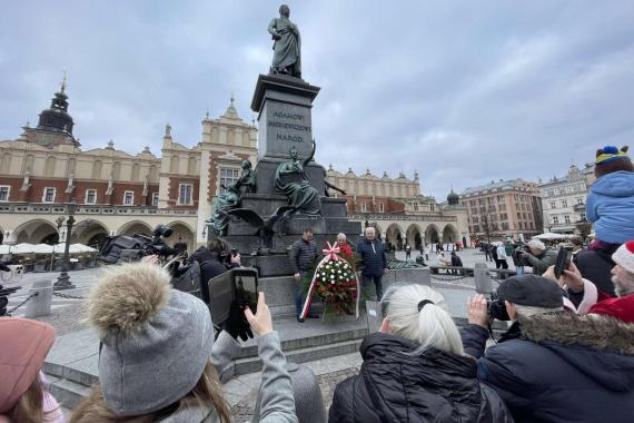 Jak co roku w Wigilię. Kwiaciarki z Rynku złożyły kwiaty pod pomnikiem A. Mickiewicza