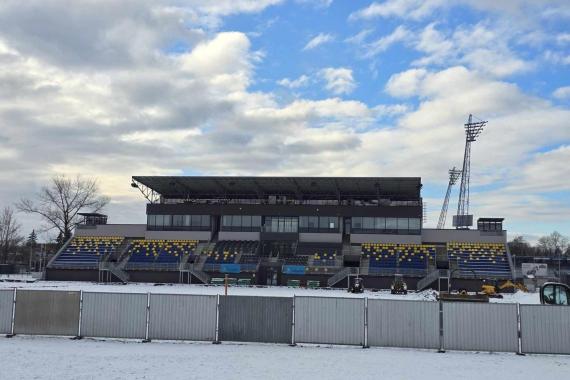 Umowa podpisana w lipcu, prace wciąż nie ruszyły. Co dalej ze stadionem piłkarskim w Mościcach?