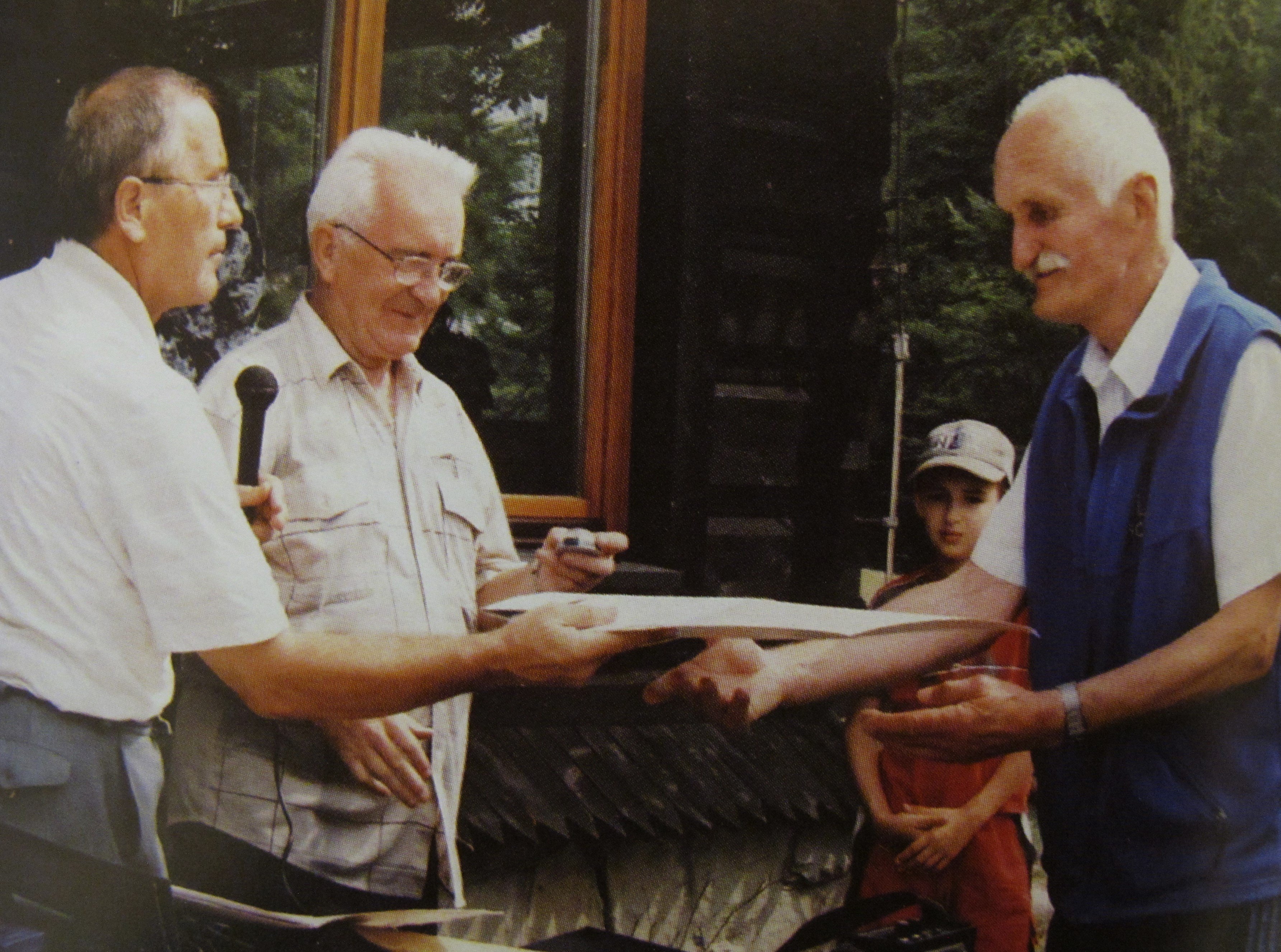 Od lewej: Adam Mazur (Prezes koła PTTK w Muszynie), Stanisław Winter (Prezes ZOPTTK w Krynicy -Zdroju), Jan Rybraski (Członek ZO PTTK w Krynicy - Zdroju) podczas Rajdu Rodzinnego w 2007 r. (fot. B.Rucka)