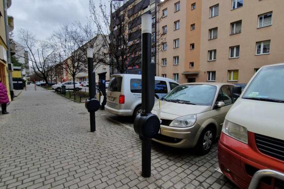 Nowe ładowarki samochodowe w Krakowie. Części mieszkańców się nie podobają, ale czy słusznie?