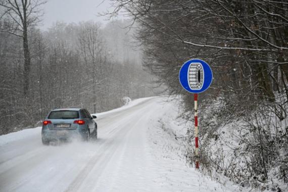 Trudne warunki na drogach, uwaga na oblodzenia