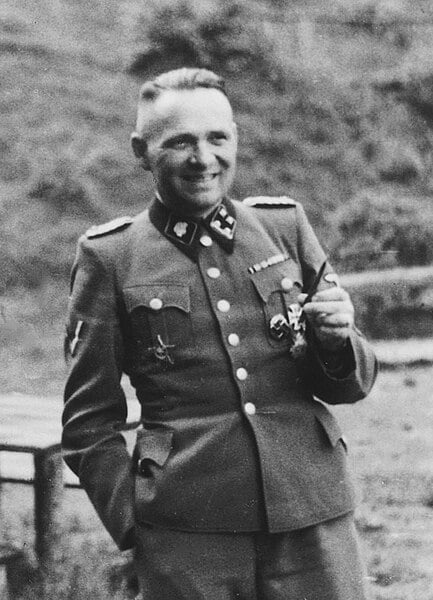 Rudolf Höß w ośrodku SS-Hütte Porombka; 1944. fot. autorstwa Bernhard Walther or Ernst Hofmann or Karl-Friedrich Höcker - USHMM, Domena publiczna, https://commons.wikimedia.org/w/index.php?curid=74059648