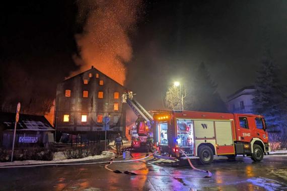 Groźny pożar w centrum Nowego Sącza. Niewykluczona ewakuacja sąsiadów