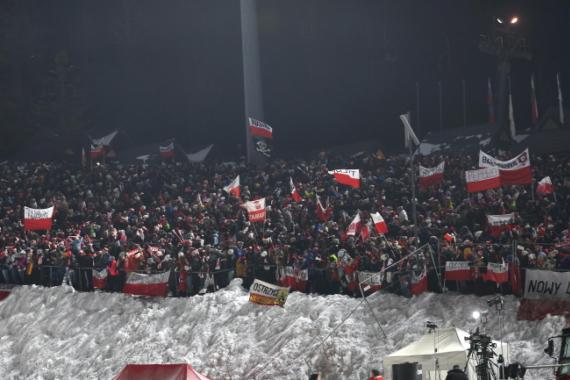 Policja: podczas skoków w Zakopanem było spokojnie. Głośno, ale bezpiecznie