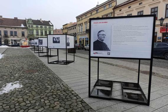 Niezwykła wystawa stanęła na Rynku Głównym w Oświęcimiu