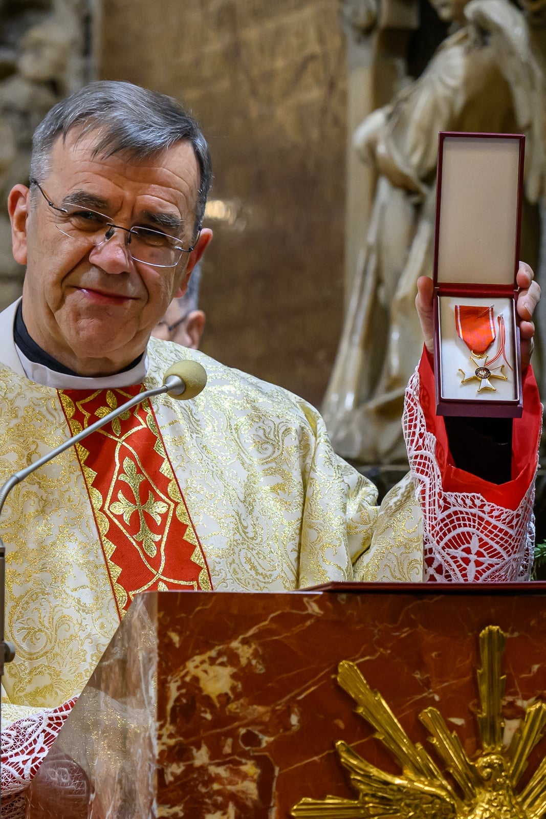 apelan prezydenta ks. Zbigniew Kras pokazuje Krzyż Kawalerski Orderu Odrodzenia Polski, fot. Paweł Topolski