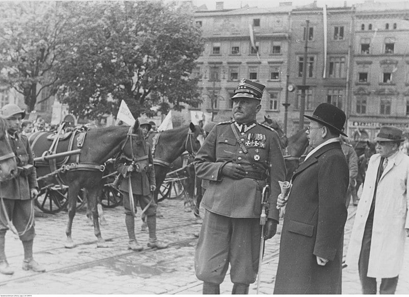 Przekazanie sprzętu wojskowego 20 Pułkowi Piechoty Ziemi Krakowskiej ufundowanego przez ludność powiatu. Dowódca 20 pp płk Kazimierz Brożek w rozmowie ze starostą krakowskim dr Władysławem Wnękiem; maj 1938  (fot. NAC/Wikipedia)