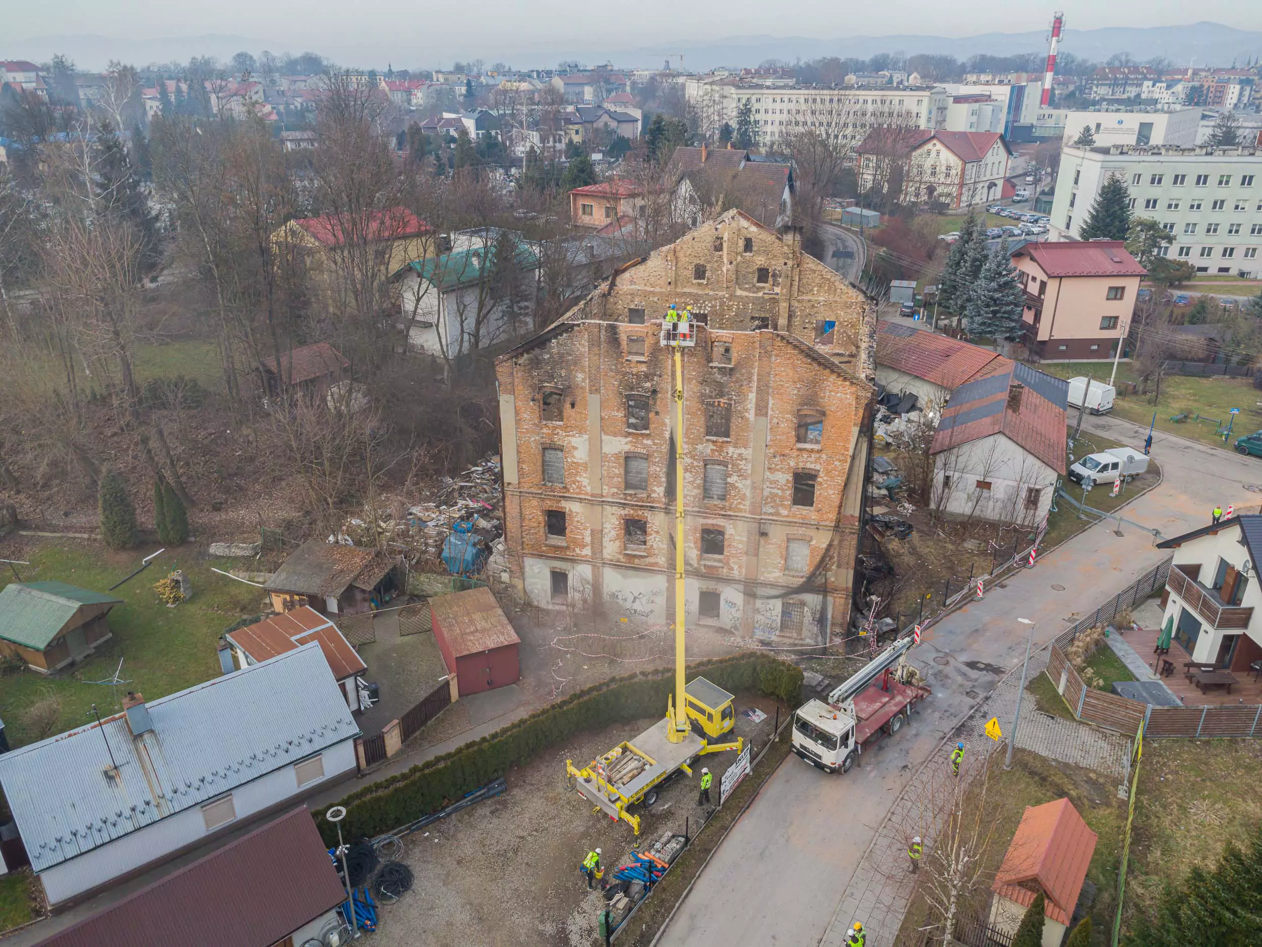 Ruszyła częściowa rozbiórka zabytkowego Starego Młyna w Nowym Sączu. ZDJĘCIA