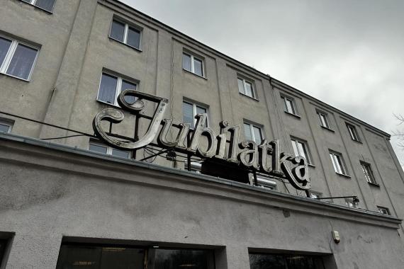 Historyczny neon nowohuckiej „Jubilatki” zaświeci już w piątek