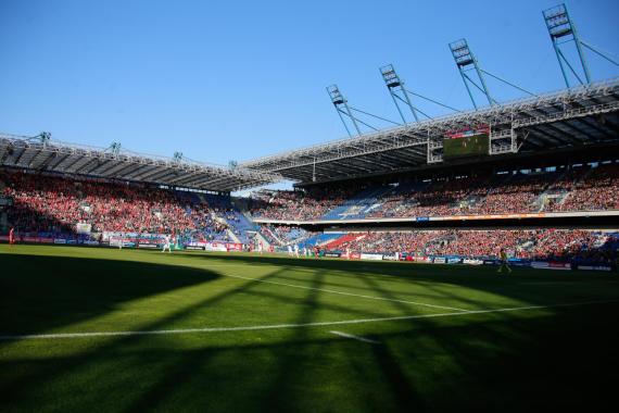 Osoby niewidome poczują atmosferę wydarzeń sportowych w Krakowie. Radio Kraków i Fundacja „Nie widząc przeszkód” zapewnią na stadionie audiodeskrypcję