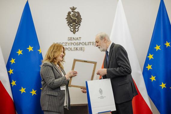 „Potrzebuję podróżować do ludzi”. Nasza redakcyjna koleżanka Ewa Szkurłat odebrała nagrodę Marszałka Senatu RP