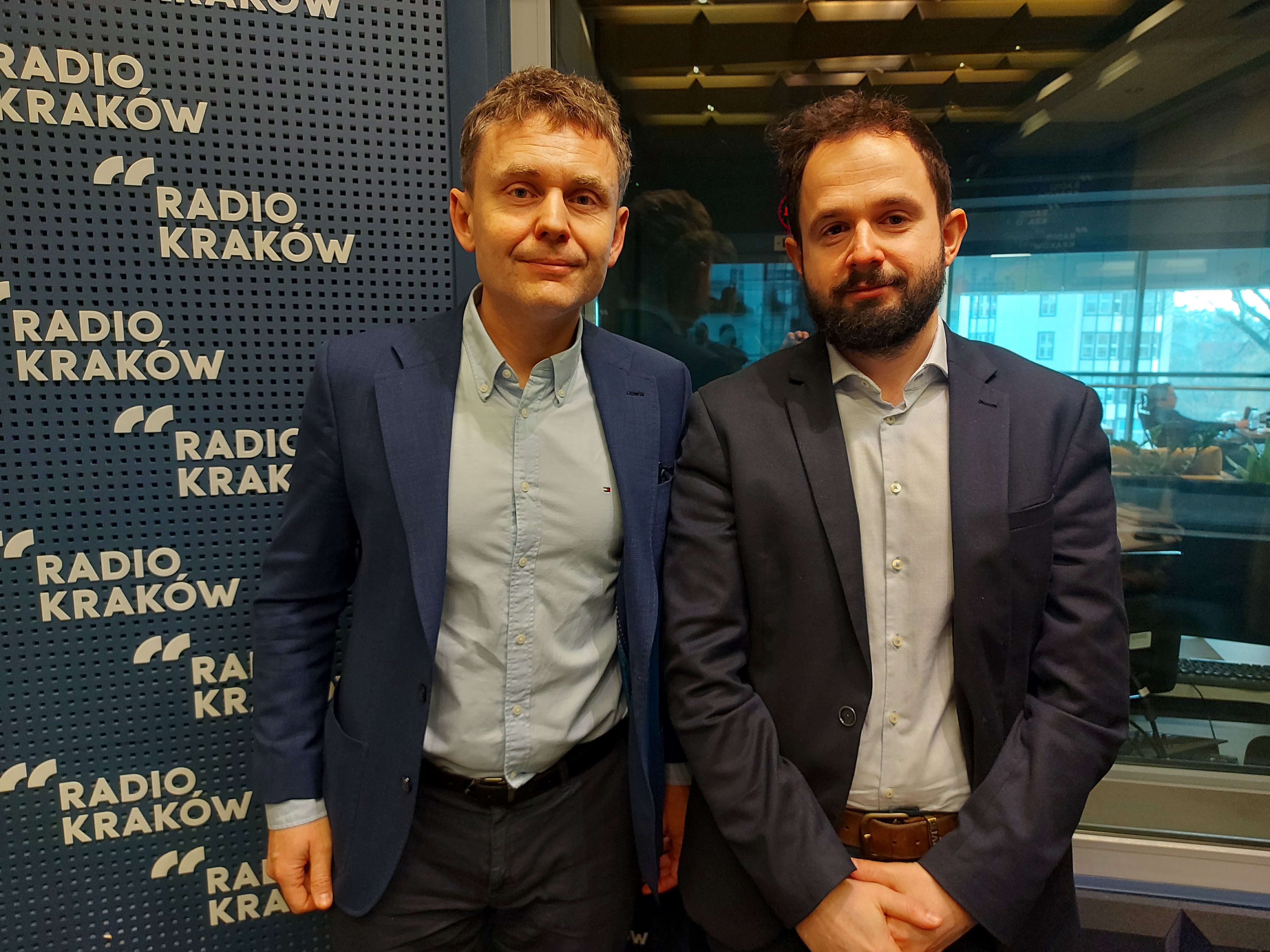 Prof. dr hab. med. Wojciech Szczeklik i dr n. med. Jacek Górka w studiu Radia Kraków, fot. Sylwia Paszkowska