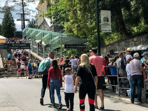 Kuźnice. Kolejka do kolejki na Kasprowy Wierch