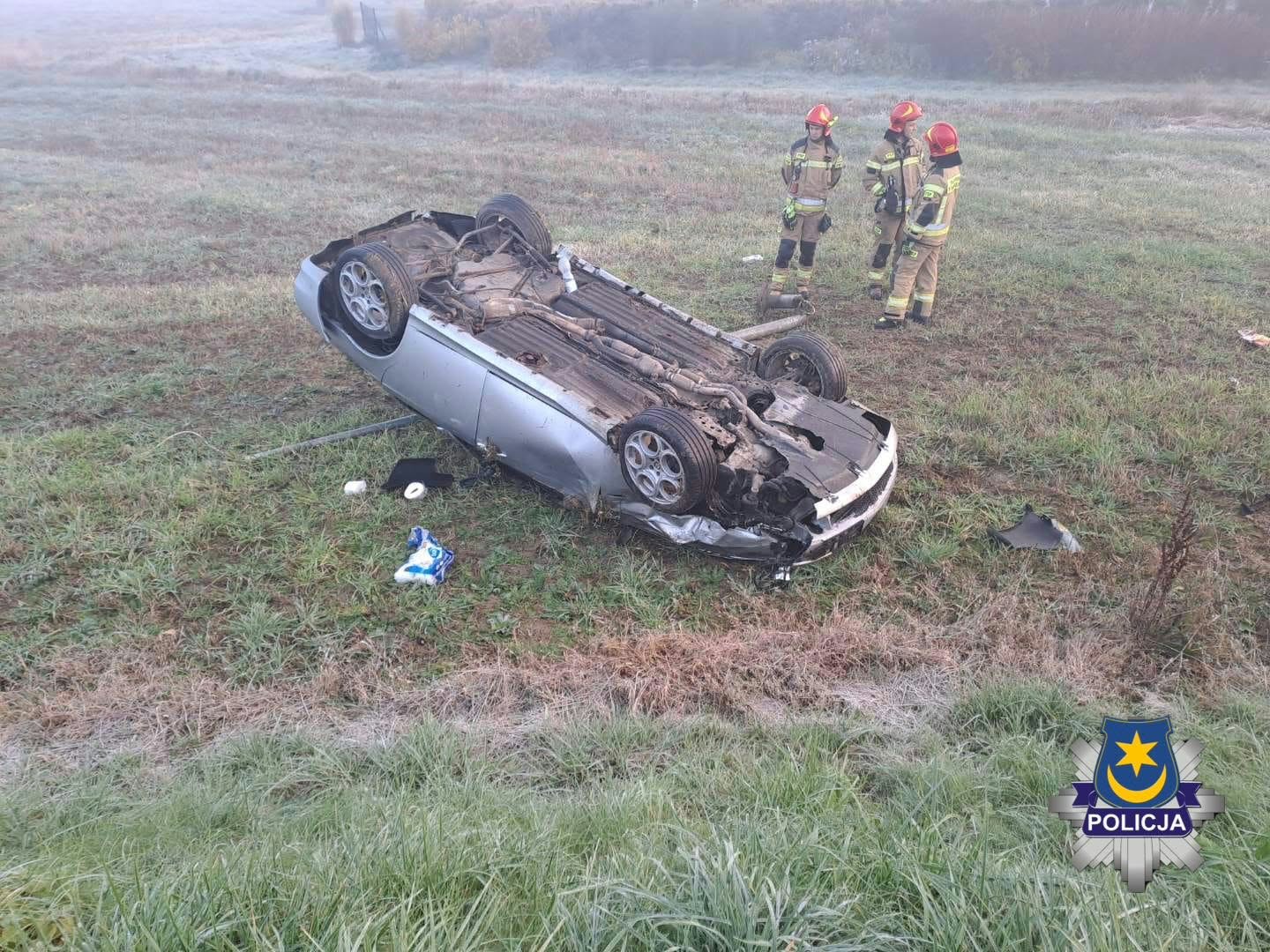 Samochód dachował i leżał w polu. Pijanego kierowcę odnalazł policyjny pies