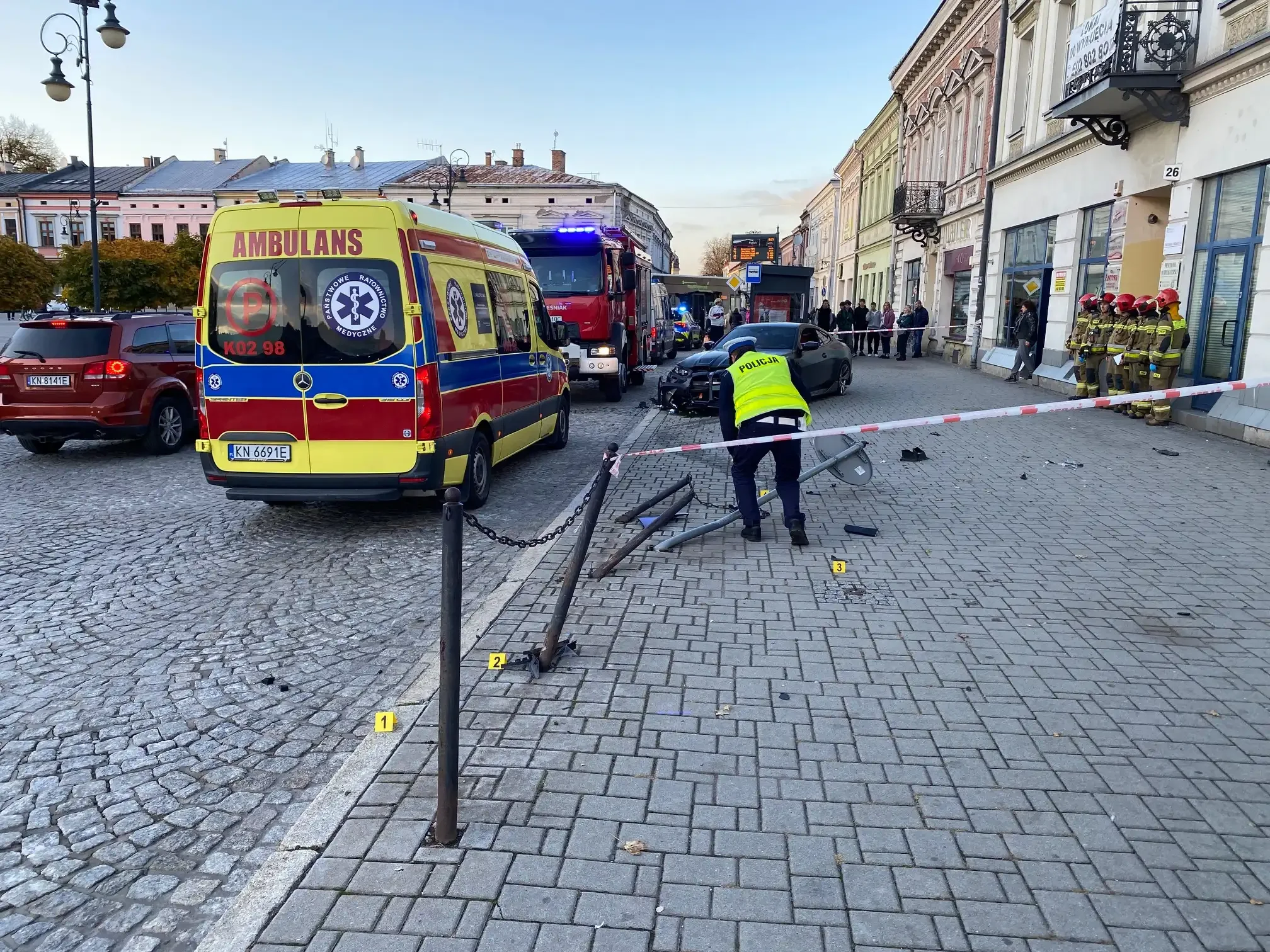 Sportowym autem wjechał w przystanek. 22-latkowi grozi 8 lat więzienia