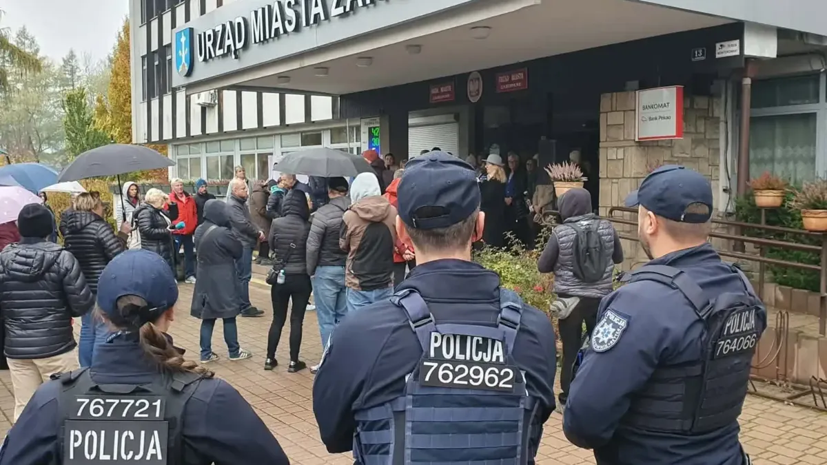 Protest mieszkańców Zakopanego przeciwko budowie północnej obwodnicy miasta. Uczestnicy demonstracji przed urzędem miasta sprzeciwiają się wyburzeniom, wywłaszczeniom i zwiększeniu ruchu samochodowego.