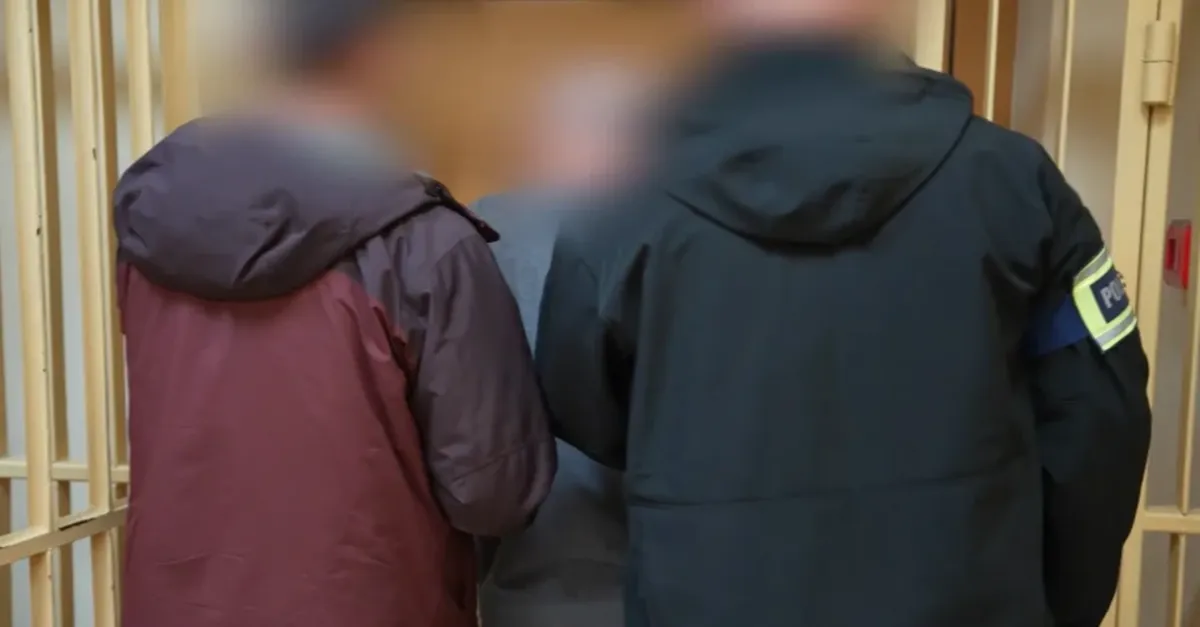 Policjanci prowadzą podejrzanego. / fot: policja