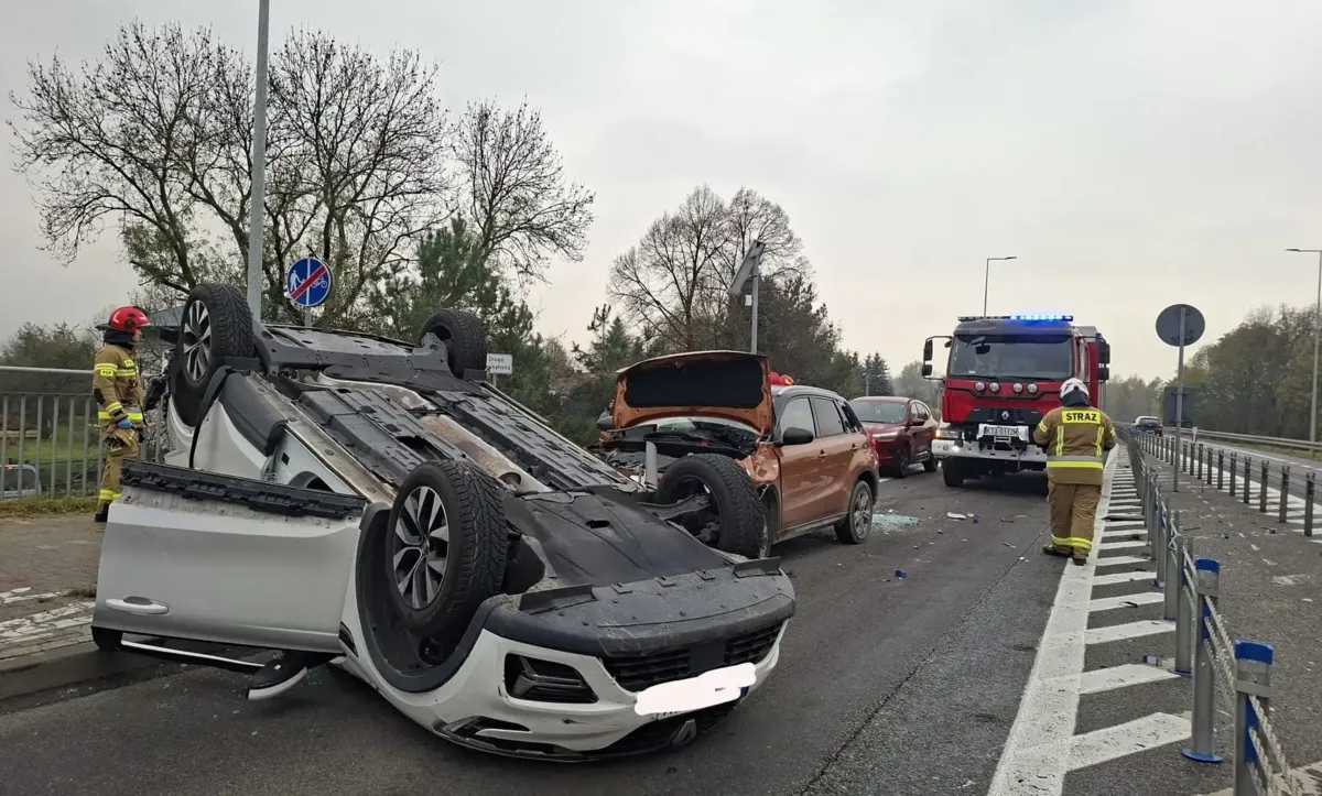 Zderzenie dwóch samochodów na DK94 w Łukanowicach między Tarnowem a Brzeskiem. Droga zablokowana. Fot. PSP Tarnów
