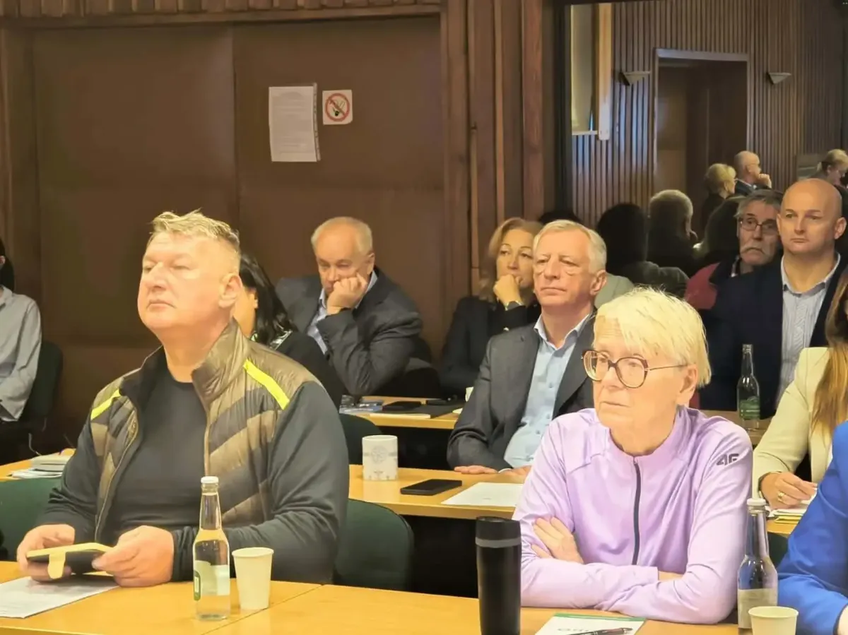 Uczestnicy sesji Rady Miasta Zakopane podczas burzliwych obrad dotyczących rozbiórki nielegalnych domków na Bachledzkim Wierchu. Dyskusję przerwano z powodu braku kworum.