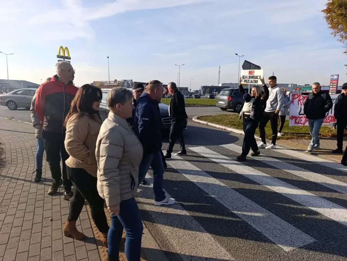Mieszkańcy Podolsza protestują na rondzie przy Energylandii w Zatorze przeciwko zamknięciu przejazdu kolejowego przy ulicy Sosnowej.